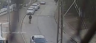 צהרי שבת ברמלה, ישראל, תשפ"ו: אב ובנו בעגלה הותקפו באבנים ע"י...