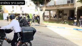 בני ברק -שוטרים מכים עם אלות...