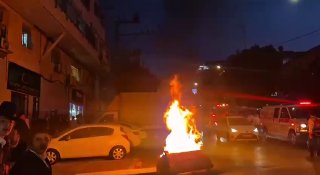 מיכאל שמש: האנרכיה בבני ברק נמשכת גם בשעה זו. מפגינים מציתים...