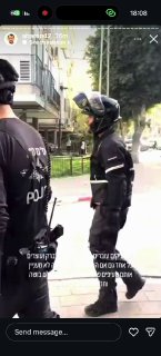 קשה לצפייה: שוטרים מתעללים באדם שלא הפגין ורק נסע באופניים...