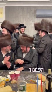 הרבי צינור השפע רוצה שהחסיד יקח ממנו שיריים ביד אבל חסיד...