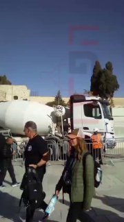 מנופי מלט היום ברחבת הכותל...