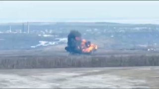 מטוס קרב רוסי מסוג SU-25 מתרסק ומתפוצץ לאחר שנפגע מטיל נ"מ של צבא...