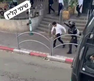 עמית סגל: גם כעת - אלימות קשה של שוטר נגד חרדי בבני ברק...