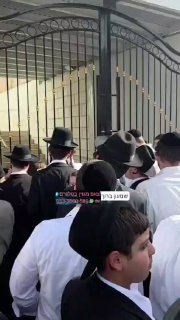 גם היום לא שקט בבני ברק. המונים מנסים לפרוץ לבית המדרש של...