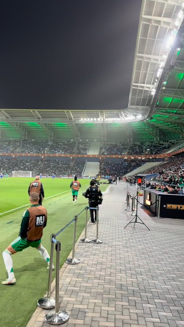 לראות משחק של הקבוצה שאתם אוהדים, לשבת בגובה הדשא ועוד עם בר...