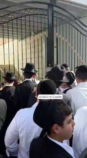 ההפגנה בבני ברק המתנגדים לאדמור מנסים לשבור את השער לכניסה...