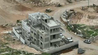 תיעוד | שב״חים נמלטים מהמשטרה באתר בנייה...