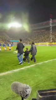 "אלקנה בא לפה": שורד השבי אלקנה בוחבוט עלה עם בנו הקטן למגרש...