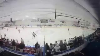 תיעוד ממצלמות אבטחה מראה את רגעי הירי במהלך משחק הוקי תיכונים...