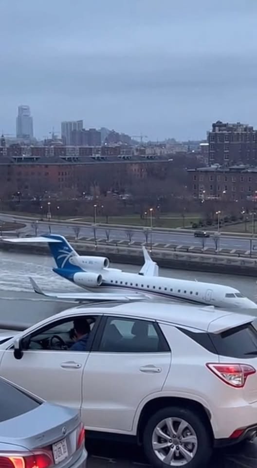 מטוס פרטי נוחת על נהר צ'ארלס בבוסטון...