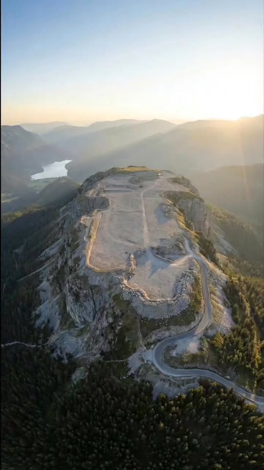 מה שהתחיל כפסגת הר מחוספסת הופך כעת ליצירת מופת אדריכלית...