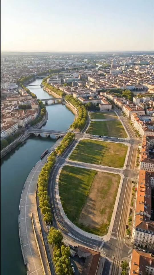 שקיעה מעל רובע ריברסייד עתידני בליון, צרפת, עם מגדלי זכוכית...