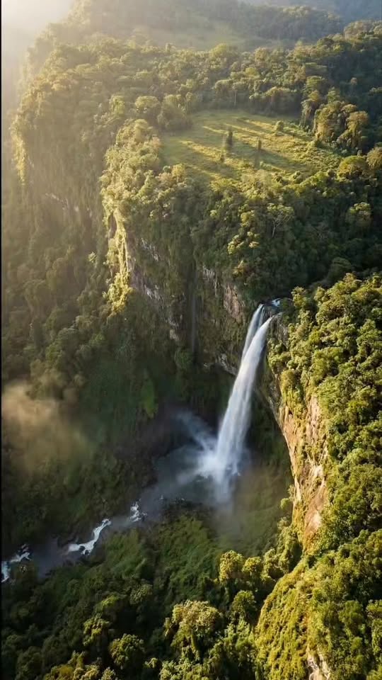 לברוח לנווה מדבר חלומי על צוקים שבו וילות מפוארות תלויות על...