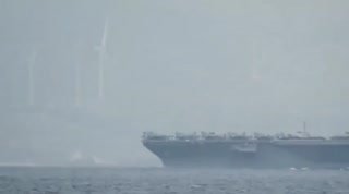 נושאת המטוסים USS ג'רלד ר. פורד של חיל הים האמריקאי חוצה את מיצר...