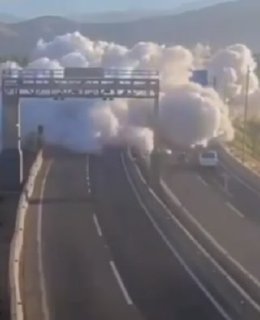 תיעוד: משאית גז התהפכה והתפוצצה אתמול על הכביש בסנטיאגו בירת...