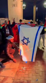 התיעוד הבא מגיע ממרוקו שריפת דגל ישראל ברקע הפגנה נגד...