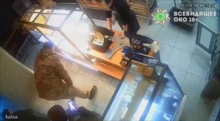 "אמרתי עוד גבינה מטומטמת. אתה שומע אותי, מתרומם?" - איש במדים...