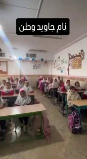 סרטון ויראלי באיראן: מורה מבקשת מתלמידות לעמוד לזכר “40 אלף...