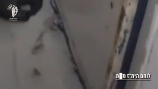 דוקרנים מאולתרים נמצאו בבית הסוהר כרמל בדלת שירותי התא....