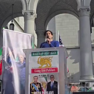 בלוס אנג'לס, במהלך עצרת תמיכה בבנו של השאה האיראני לשעבר רזא...