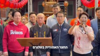 נציג של מקדש בטאיוואן מקיא על נשיא טאיוואן באמצע טקס...