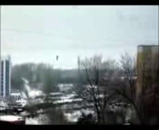 הוא לא מרחף, הוא הולך על חוטים, הלך....