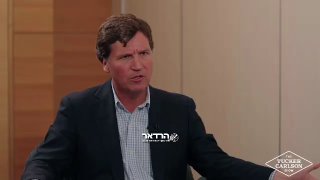 טאקר קרלסון האנטישמי שאל את שגריר ארה"ב בישראל, מייק האקבי, אם...
