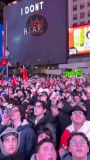 זה קרה הלילה בכיכר הטיימס סקוואר בניו יורק....