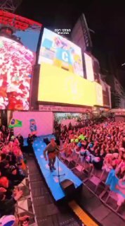 5000 בני נוער יהודים חוגגים גאווה יהודית בטיימס סקוור...