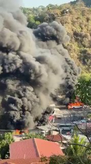 קרטל CJNG מציתים אוטובוסים ומבנים בפוארטו ויארטה לאחר שצבא...