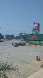 קרב בין הקרטליסטים לצבא מקסיקו. הקרטליסטים על הרכבים...