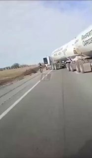 חמושים של CJNG חוטפים מיכלית דלק, ממקמים אותה כדי לחסום את...