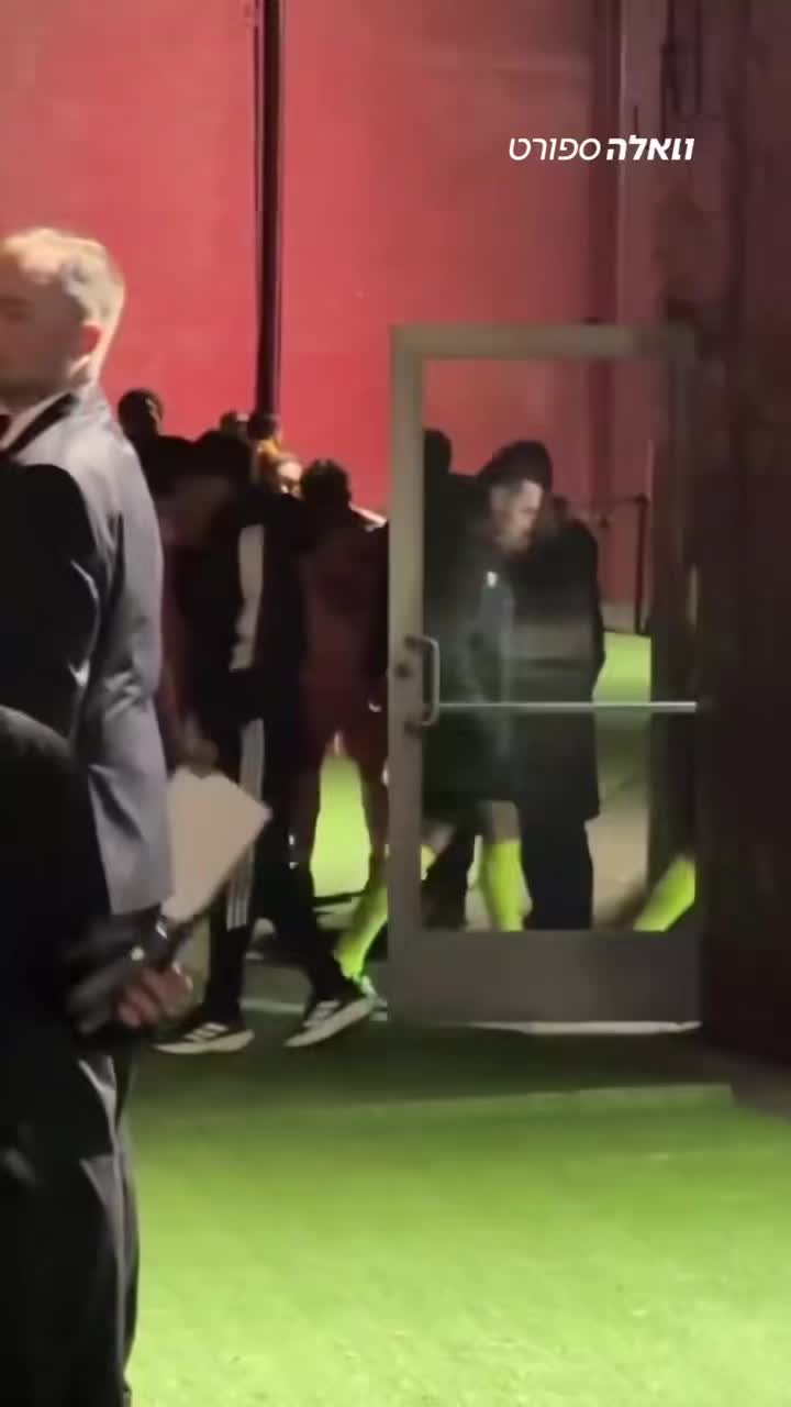 בסרטון שהפך לויראלי, נראה מסי מנסה להתפרץ לחדר באצטדיון ונעצר...