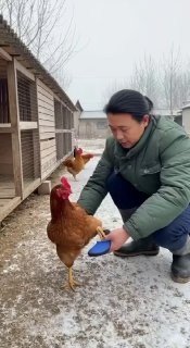 יש אדם שזה העבודה שלו...