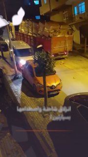 משאית החליקה והתנגשה בשתי מכוניות ואז בעץ לפני שעצרה באזור...