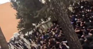 המחאות באיראן מתגברות מאות אלפי סטודנטים מפגינים כנגד המשטר....