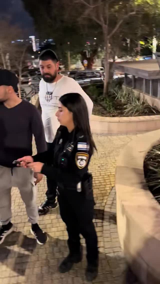 מרדכי דוד מתחת לביתה של לוסי אהריש...