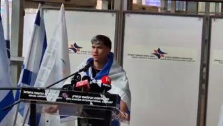 אחרי שהביס את יריבו הטורקי - המתאגרף הישראלי אהבת השם גורדון...