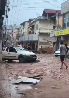 לפחות 28 הרוגים בשיטפונות ומפולות בברזיל...
