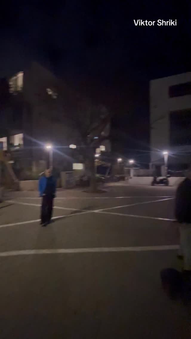 חלק 2 : בניהו בן שבת וזיו ברנס בהפגנה מחוץ לביתו של אהוד ברק בתל...