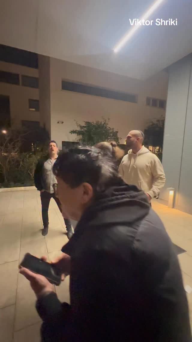 בניהו בן שבת וזיו ברנס בהפגנה מחוץ לביתו של אהוד ברק בתל אביב...