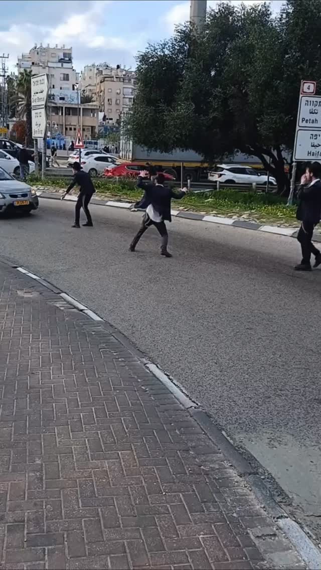 תלמידי ישיבות חוסמים את מחלף גהה...