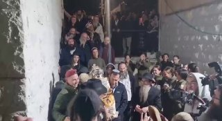 הכנסת ספר התורה לבית המדרש של ישיבת עוד יוסף חי בקבר יוסף...