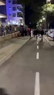 פעילי ימין מתחת לביתה של העיתונאית לוסי אהריש....