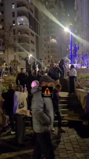 מעצר מפגינה מוקדם יותר הערב סמוך לבית של לוסי אהריש...