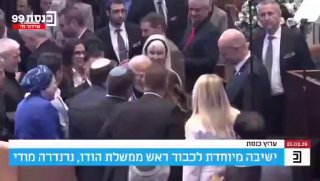 לא מבוכה, קידוש ה': השרה סטרוק כאישה דתיה סירבה בנימוס ללחוץ את...