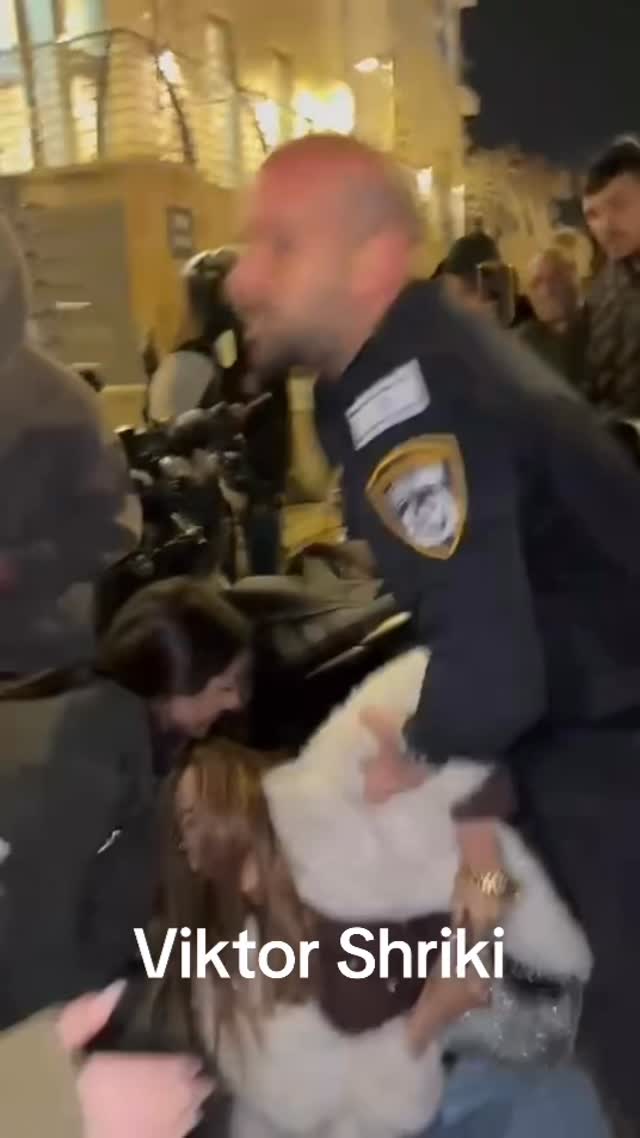 מפגינת ימין נעצה באלימות על ידי שוטרים מחוץ לביתה של לוסי...