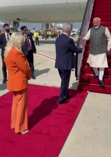 איזו לחיצת יד של השמחות...