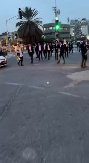 חרדים קיצוניים עושים טובה שנותנים לרכב עם אישה בהריון לעבור...